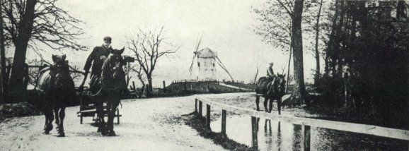 Le plateau de la "montagne" avec le moulin en arrière-plan, vers 1910